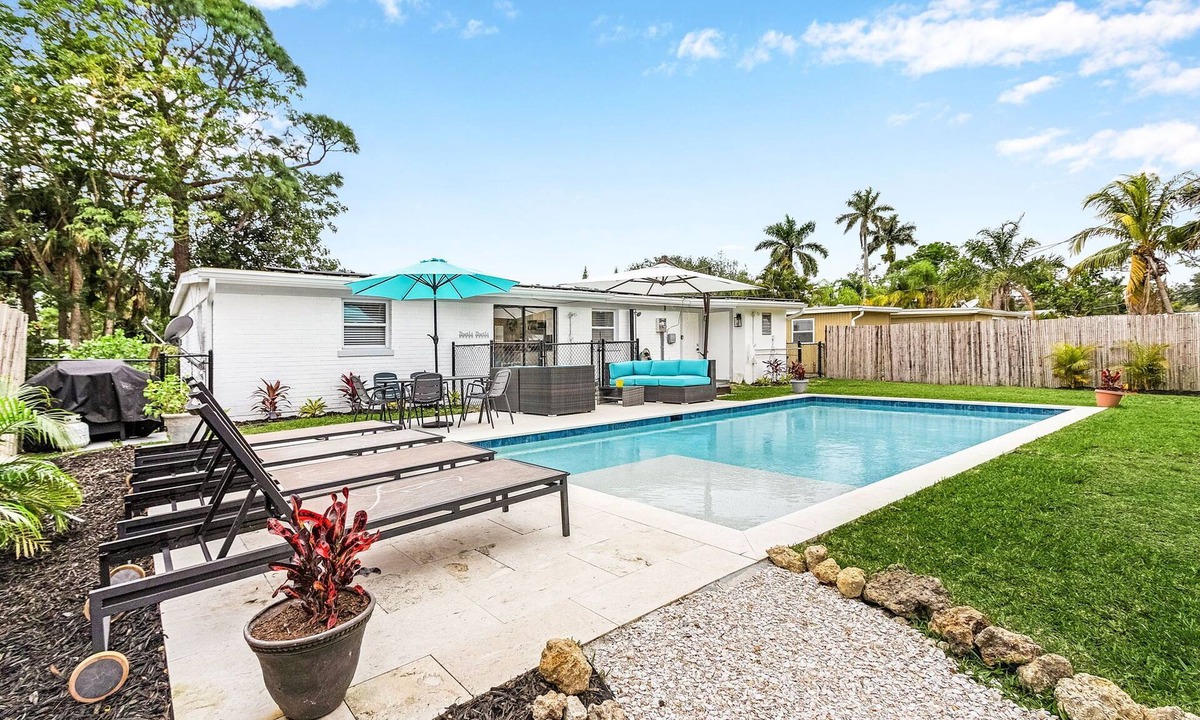 East Naples House | "La Casa Delmar" Heated Pool! Close to Beaches and 5th Ave.