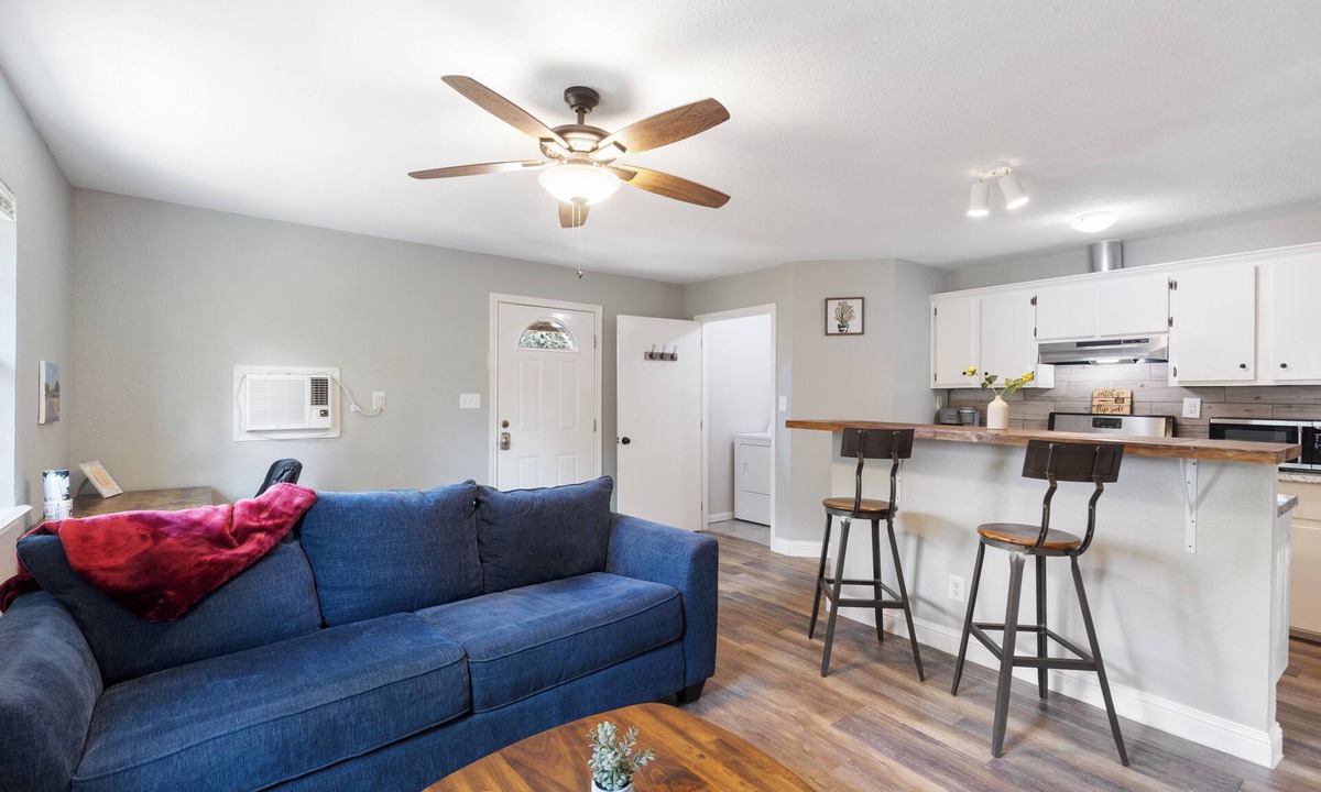 Buda Cottage | La Casita - Cozy Stay w/yard and Fast Wi-Fi