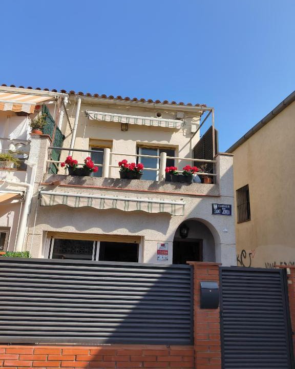 Premia de Mar House | La casita de Pe Beach