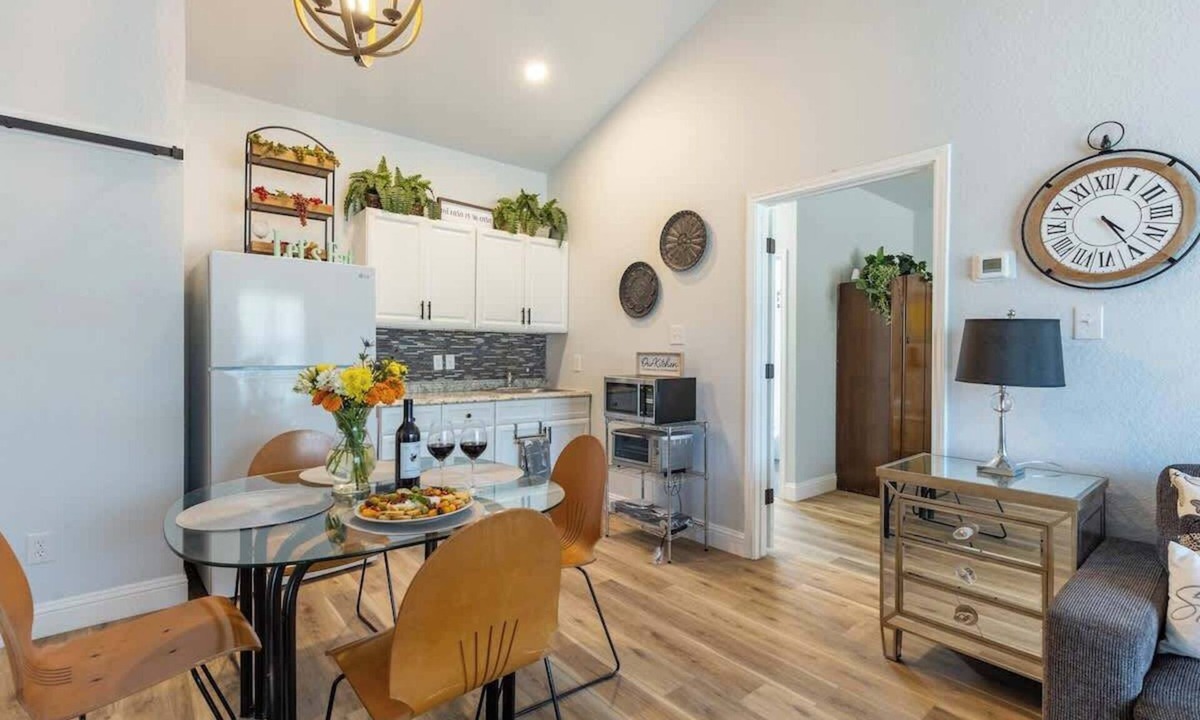 Fredericksburg Cabin | La Casita: Hot-tub & Firepit, 15 min to Fred!