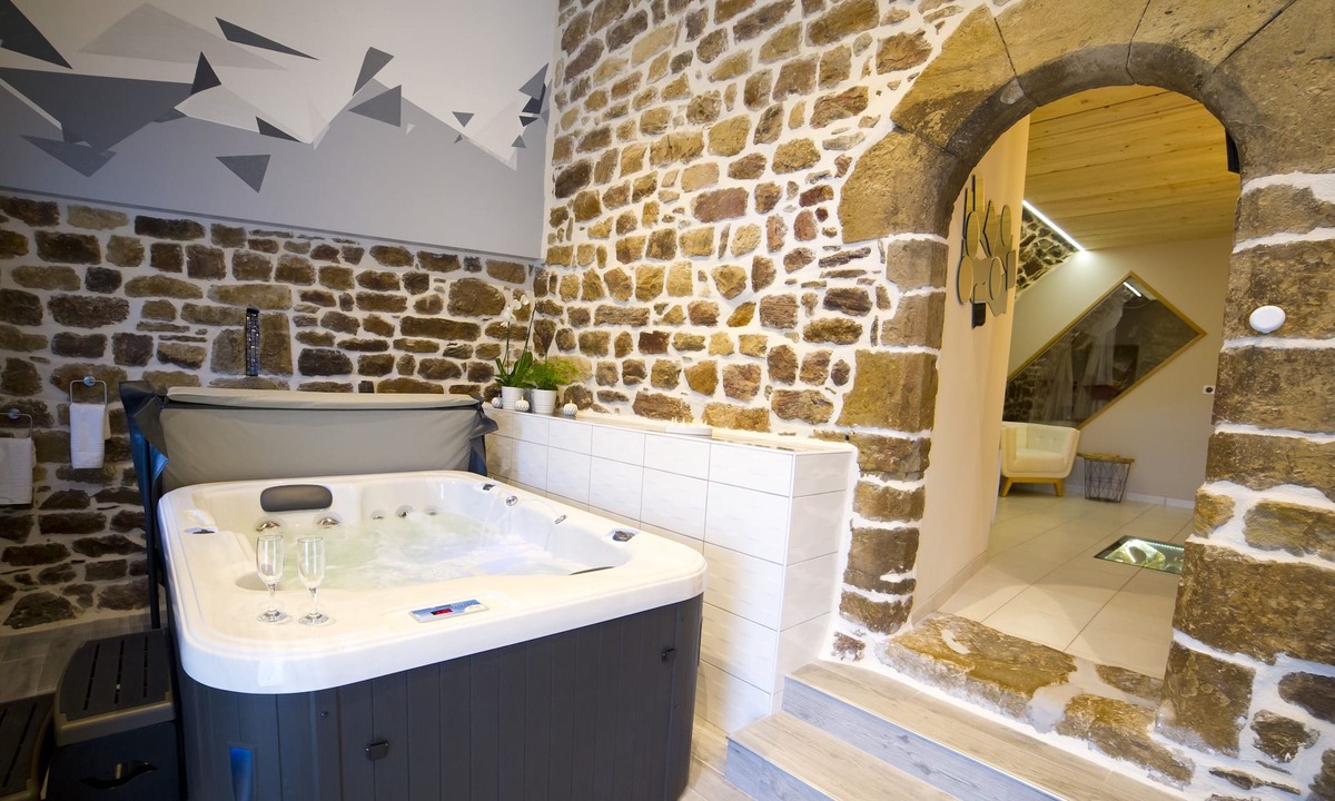 Recoules-Previnquieres Cottage | La Cazette: unusual romantic suite with private spa