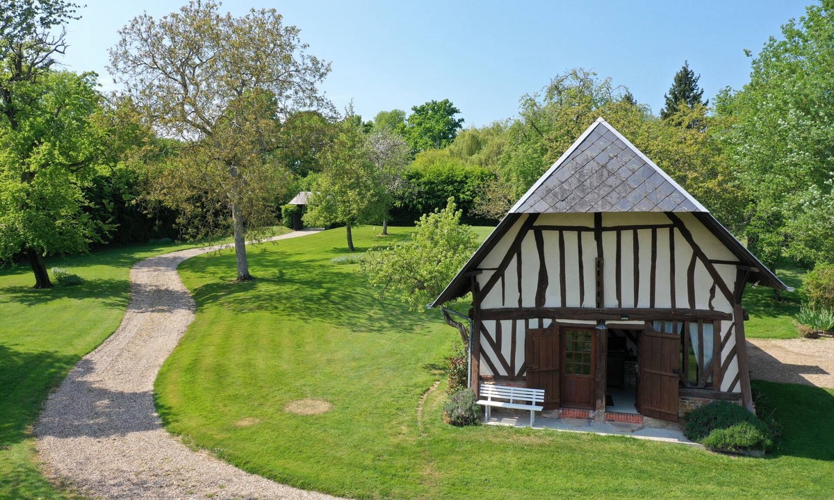 Les Authieux-sur-Calonne House | La Charretterie 🍏 Norman house with large garden
