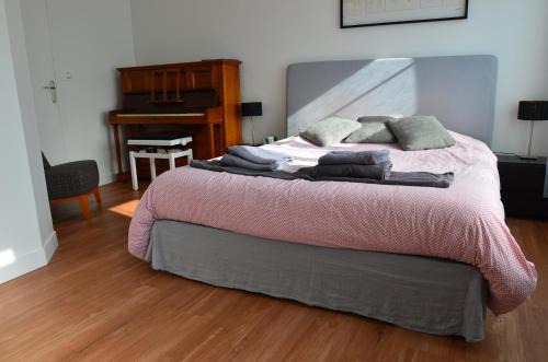 Tilly-sur-Seulles Apartment | La chambre au piano