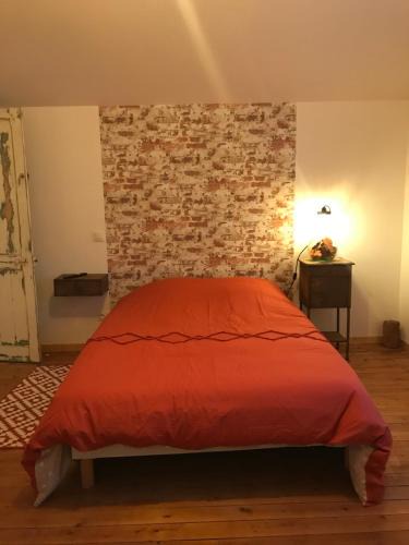 Saint-Dizier House | La chambre aux briques oranges