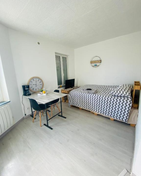 Corbie Apartment | La chambre de corbie