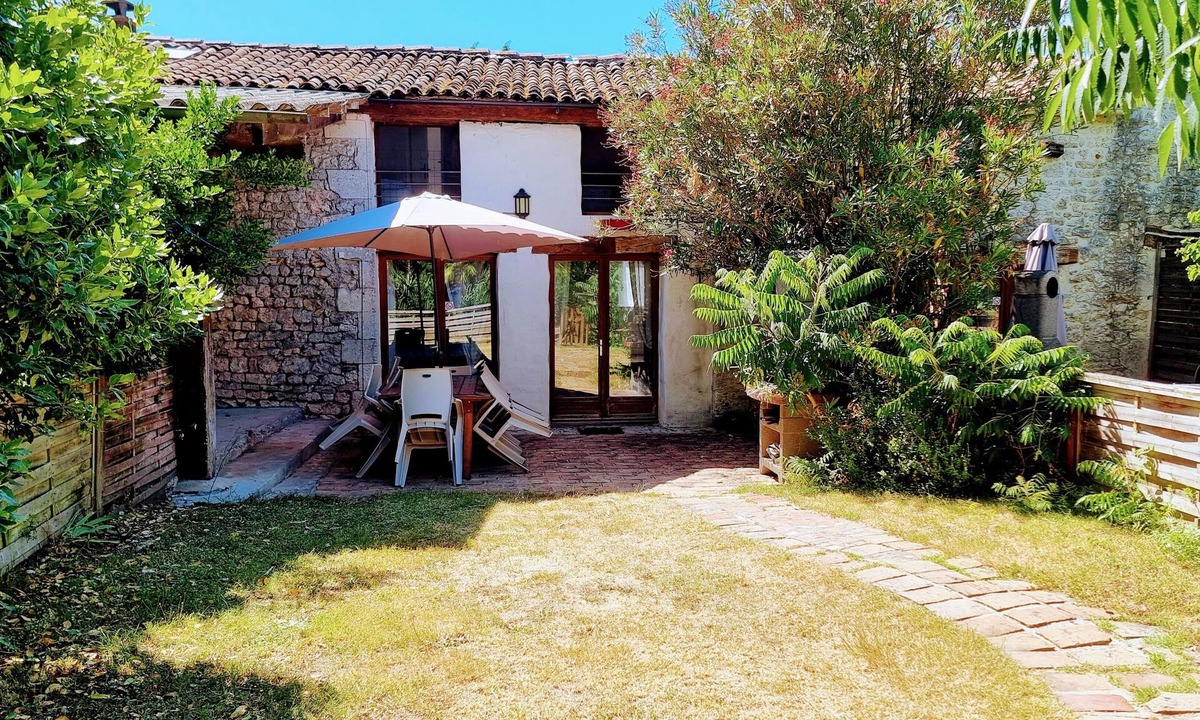 Saint-Just-Luzac House | La Charrue 4 bedroom cottage