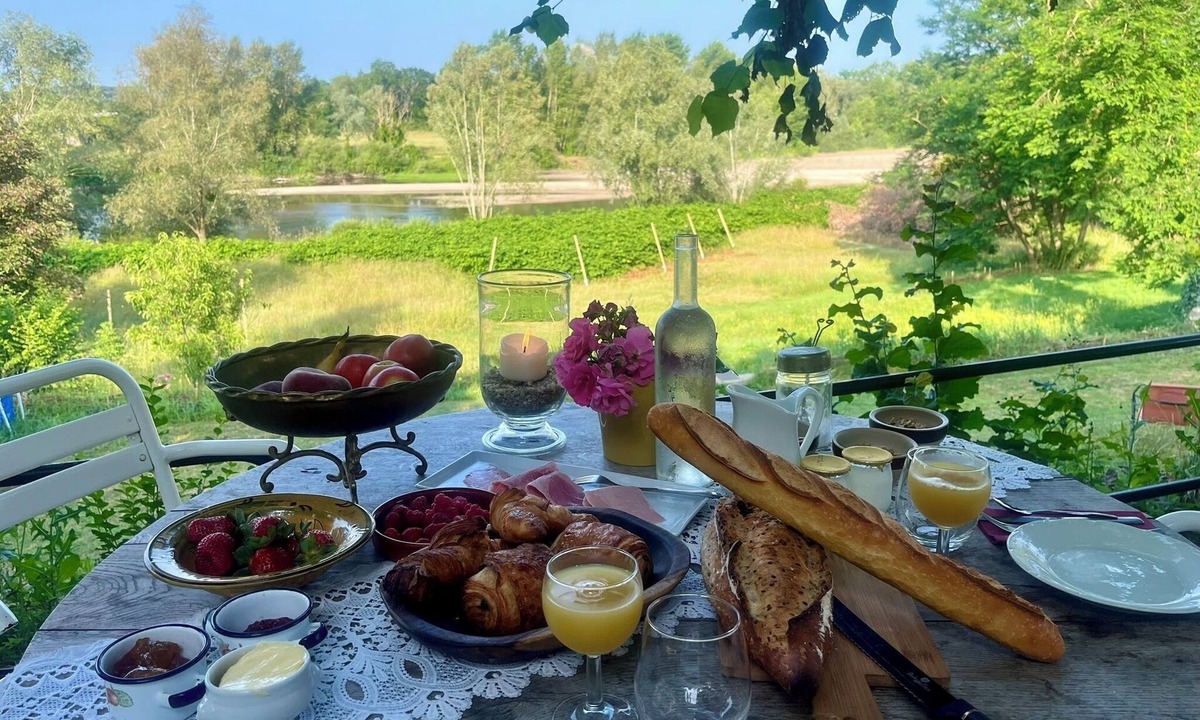 Villeneuve-sur-Allier House | La Chaumiere De L'Eau Sauvage