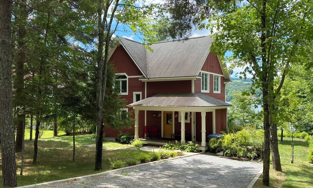Pohenegamook Ski Chalet | La Chaumiere - Lakefront & Private Beach