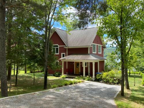 Pohenegamook Ski Chalet | La Chaumiere - Lakefront & Private Beach