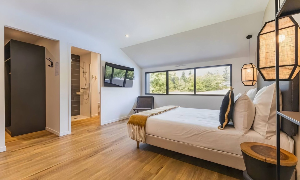 Treillieres Bed & Breakfast | La Clairière Aux Chênes 3: Shared Pool, Wi-Fi, Air Conditioning – Guest Room