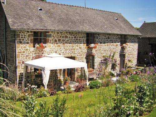 Sainte-Marie-du-Bois Bed & Breakfast | La Cloue
