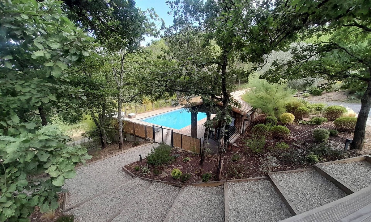 Fa House | La Colline aux Oiseaux, large nature gîte with swimming pool