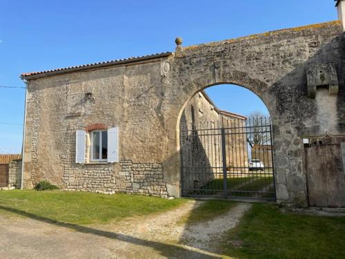 Saint-Etienne-de-Brillouet House | La Commanderie des Templiers Gîte 4 étoiles