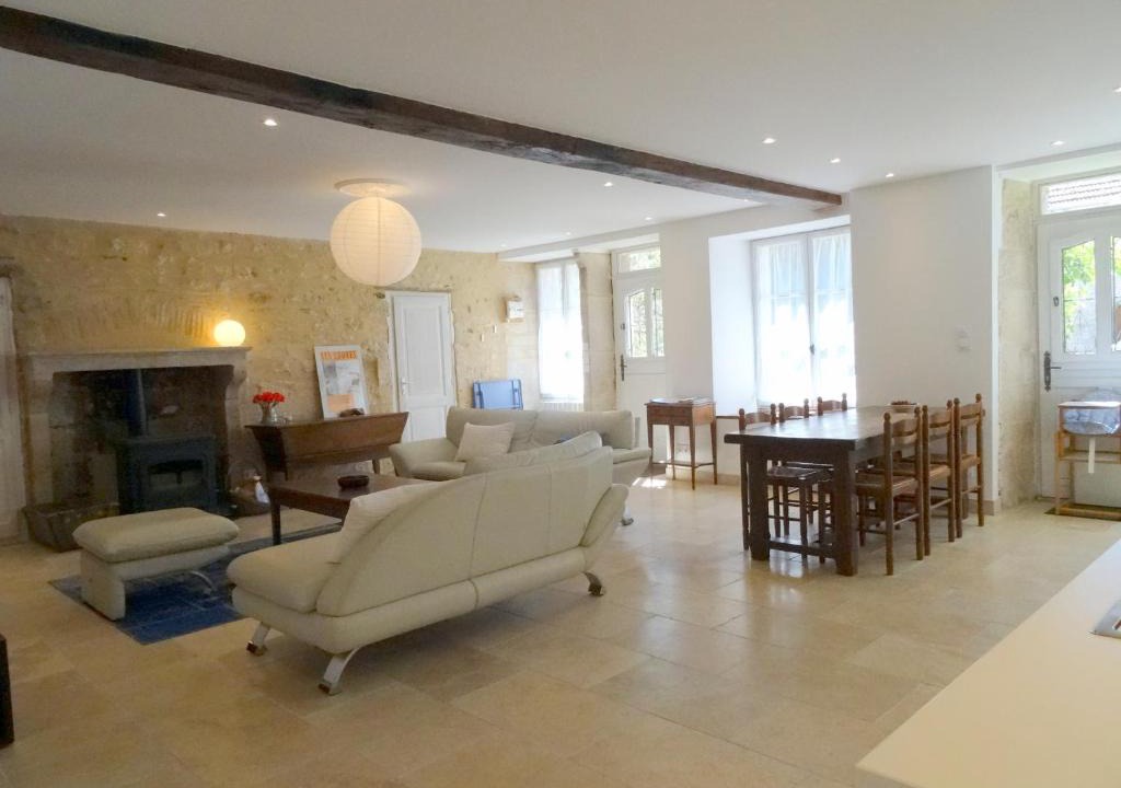 Flavigny-sur-Ozerain House | La Cour au Piano