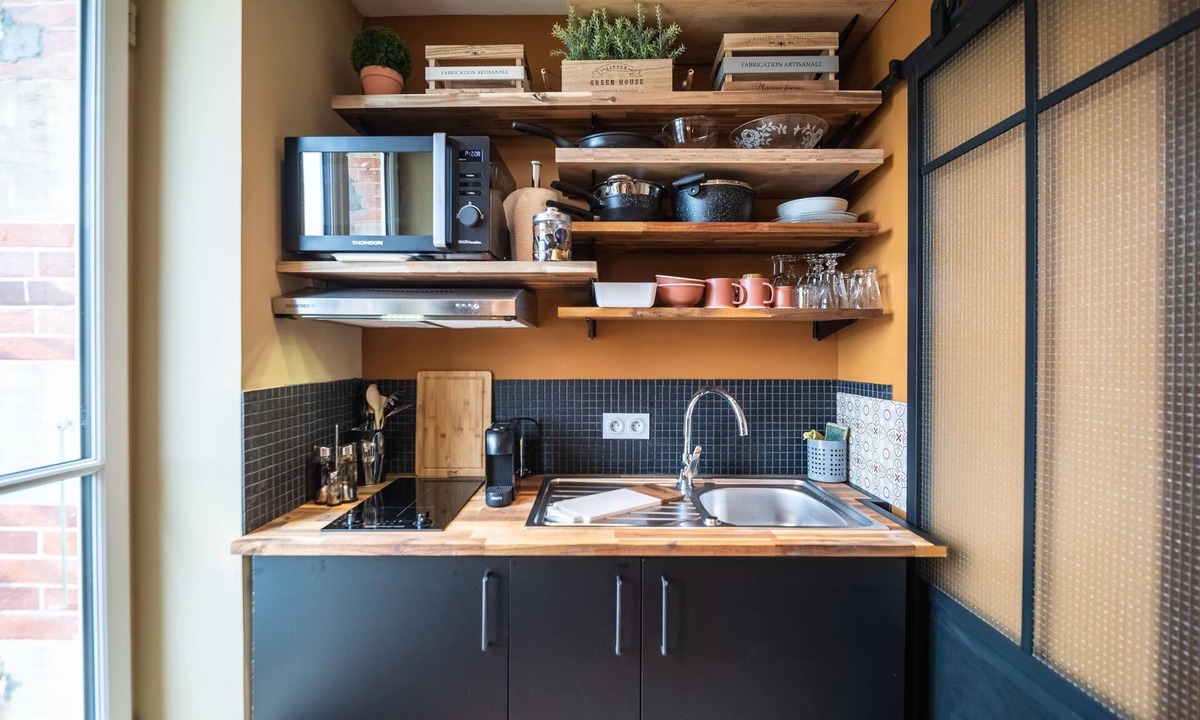 Bayeux Apartment | La cour de Philomène-Studio-Apartment-Private Bathroom-Courtyard view