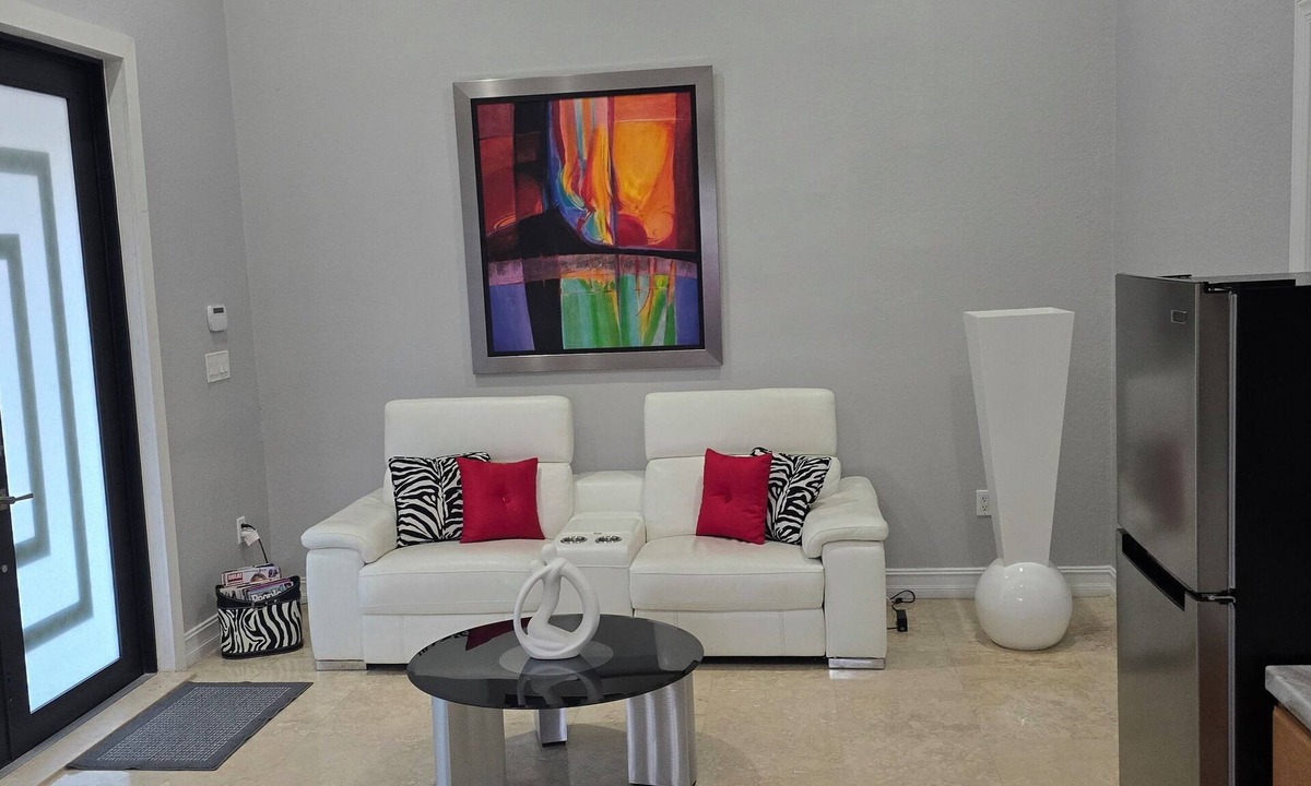 Richmond West Apartment | La Cuevita