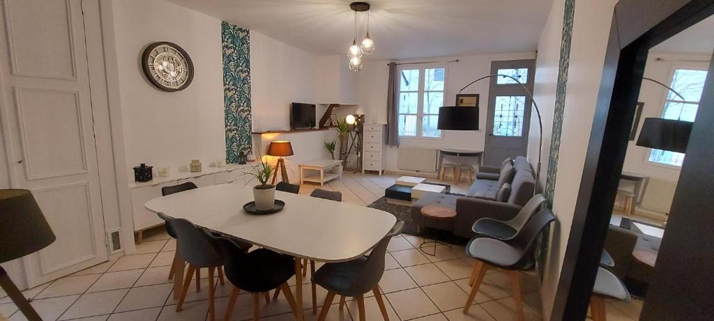 Chinon House | La Dodolela