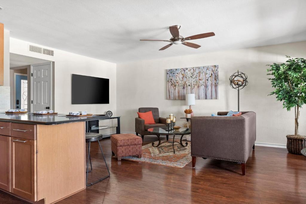Point Venture House | La Dolce Vita Lakeside Retreat