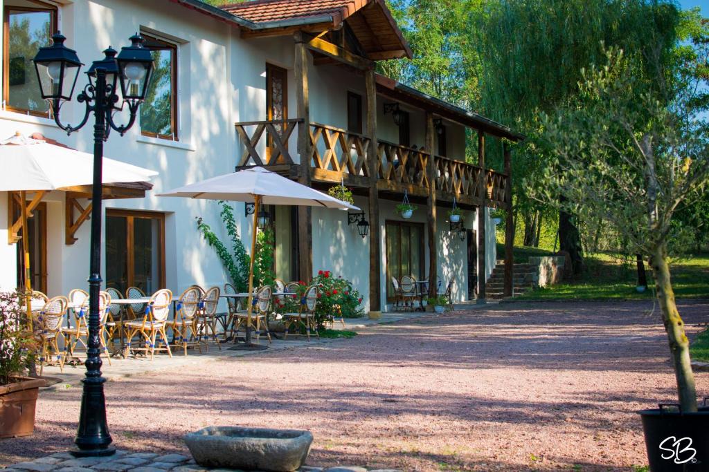 Commelle-Vernay Bed & Breakfast | La Ferme aux Biches