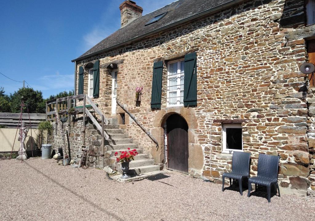 Menil-Vin House | La Ferme Blanche