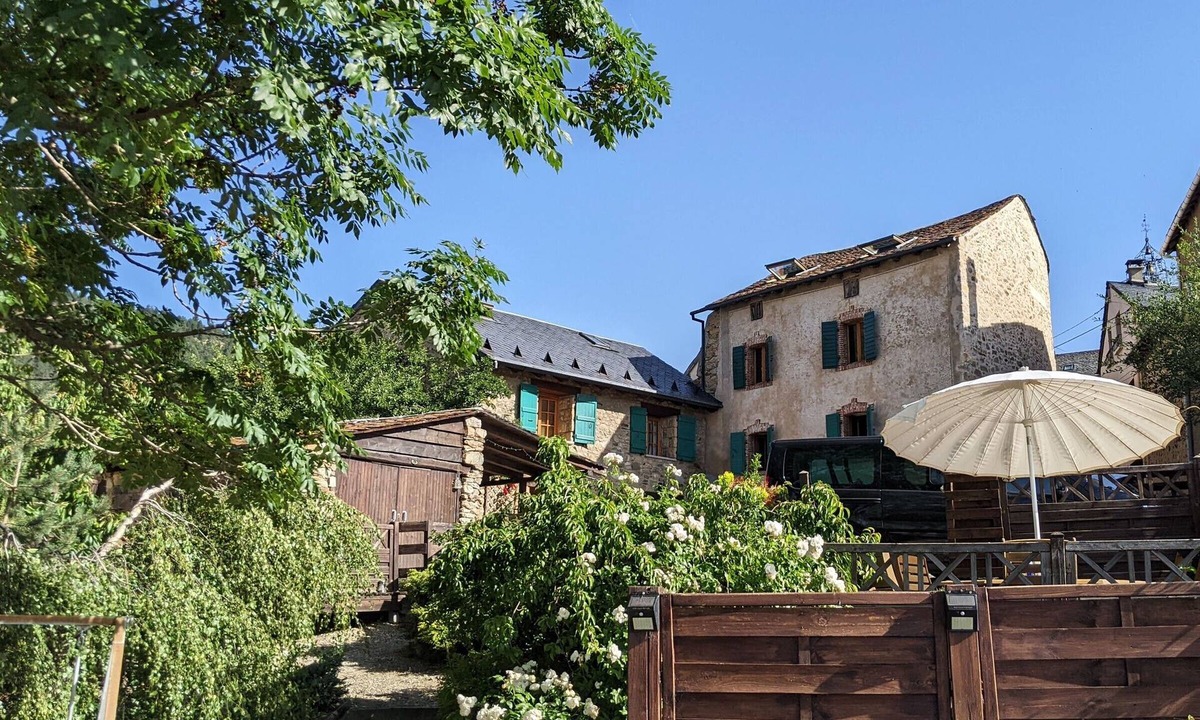 Les Angles House | La Ferme des Astres: Stunning Charm and Breathtaking Views!