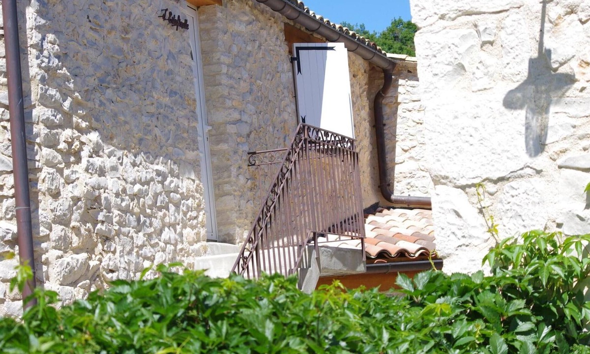 Redortiers Apartment | La Ferme d’Estafinette – Spacious Apartment with Terrace and Shared Pool