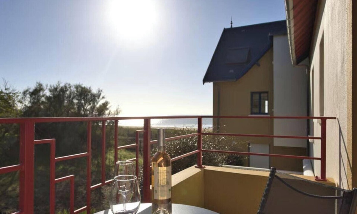 Port District Apartment | La Frégate – Sea View and balcony