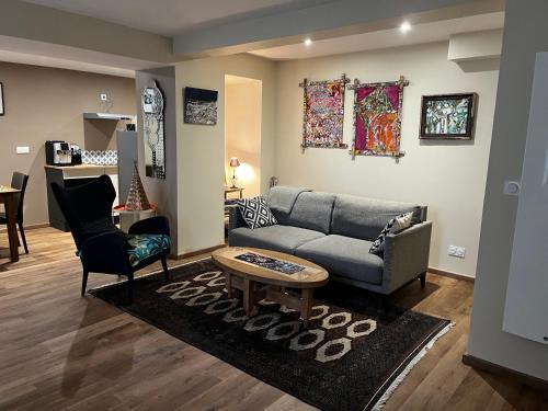 Ville Haute House | La Galerie