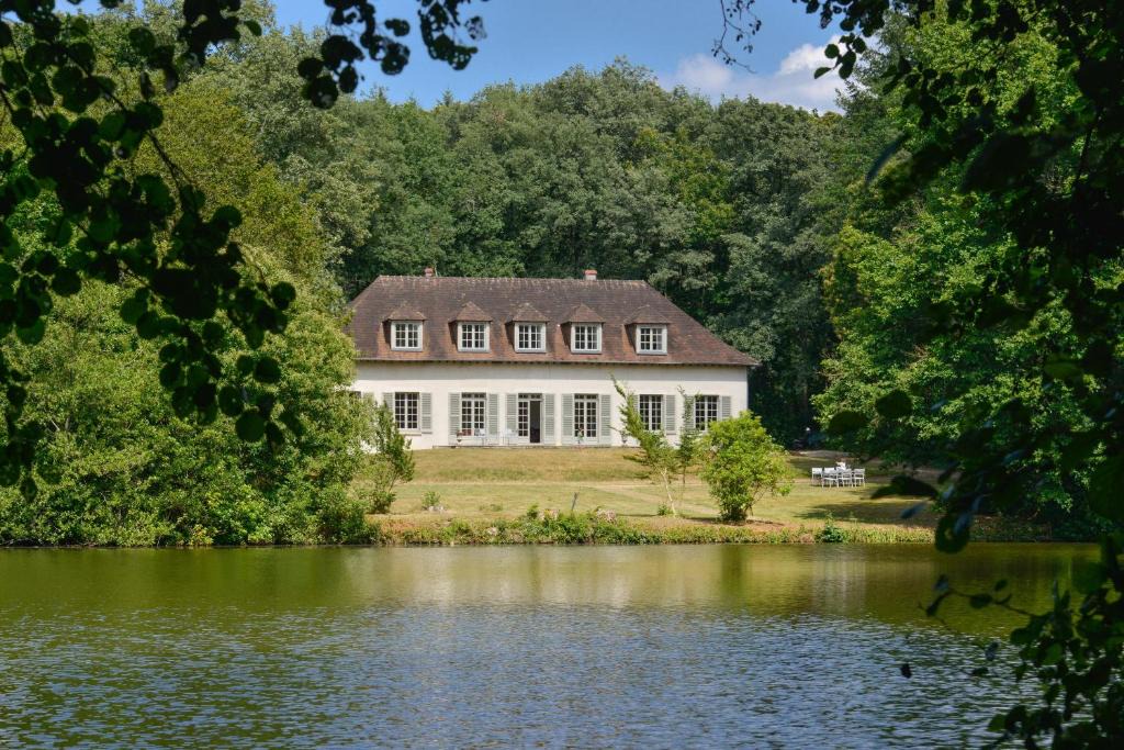 Mery-es-Bois House | La Genêtière - Grande maison avec étang en Sologne