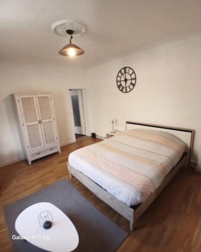 Nord - Gare Apartment | La Glacière - chambre avec salle de bain - 2 personnes