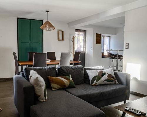 Montolieu Apartment | La Glycine