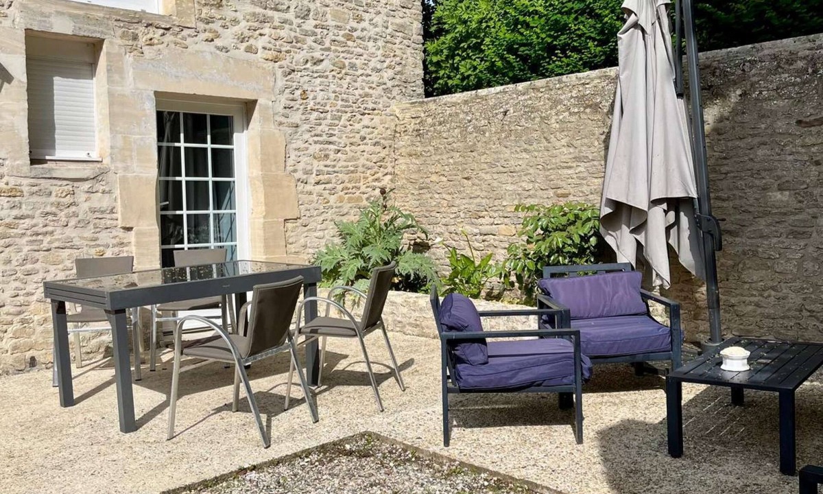 Saint-Come-de-Fresne House | La Glycine, with pool access and jacuzzi