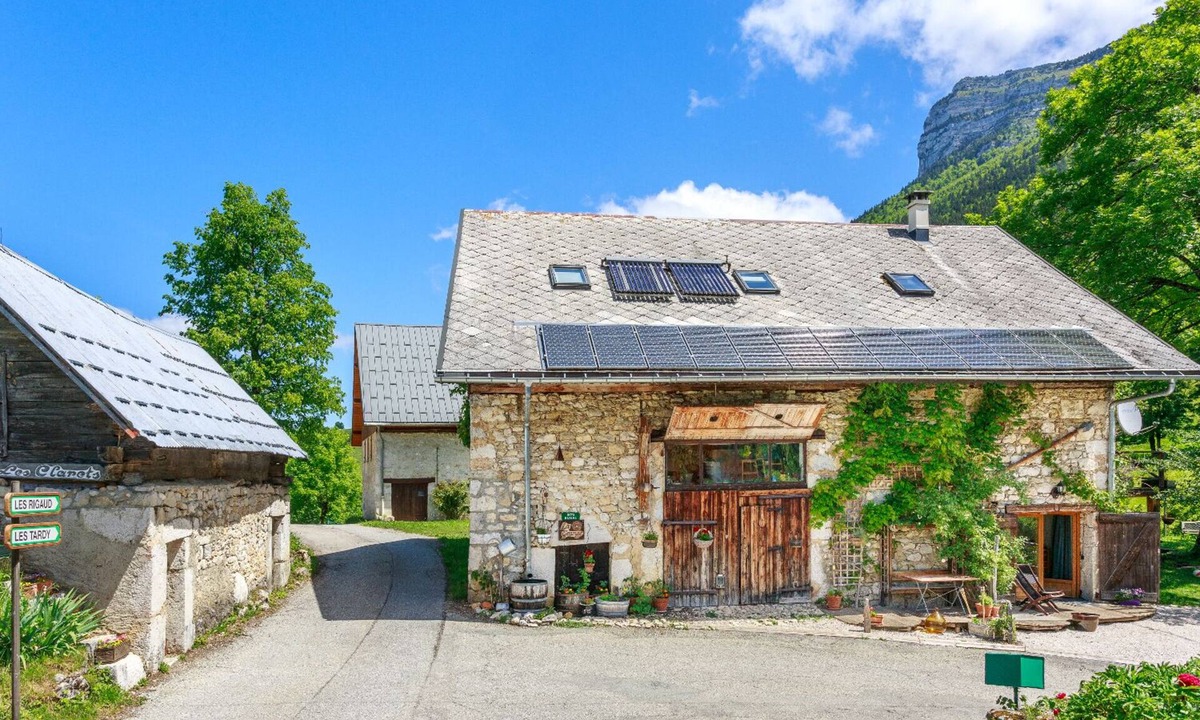 Saint-Pierre-d'Entremont House | La grange & l'arrosoir - four seasons in the heart of Chartreuse