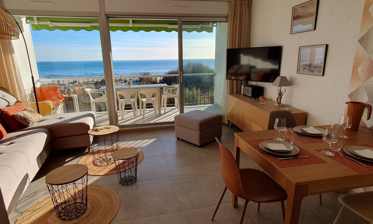 La Grande-Motte Apartment | La Grande-Motte on the Beach facing the Sea with Terrace, Pool and Parking