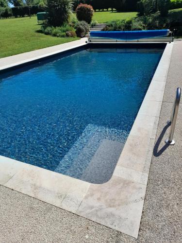 Sevremoine Bed & Breakfast | La Grande Rivière piscine partagée