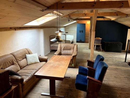 Uza House | La Grange Cirque