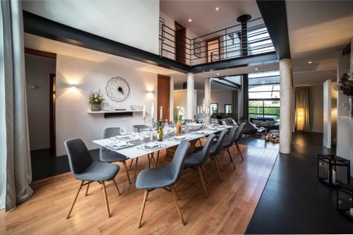 Saint-Genis-Pouilly Villa | La Grange Emnitan - Grande maison 12 pers avec jacuzzi proche Genève