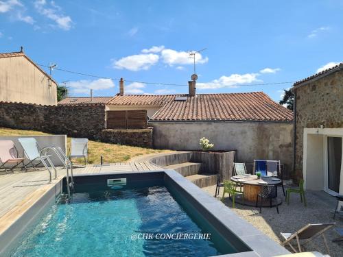 Saint-Michel-Mont-Mercure House | La Grange Gîte avec piscine proche Puy duFou