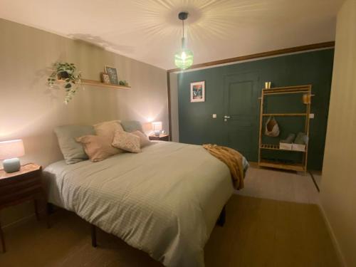 Becherel Bed & Breakfast | La guinguette du lavoir - Chambre d'hôte verte