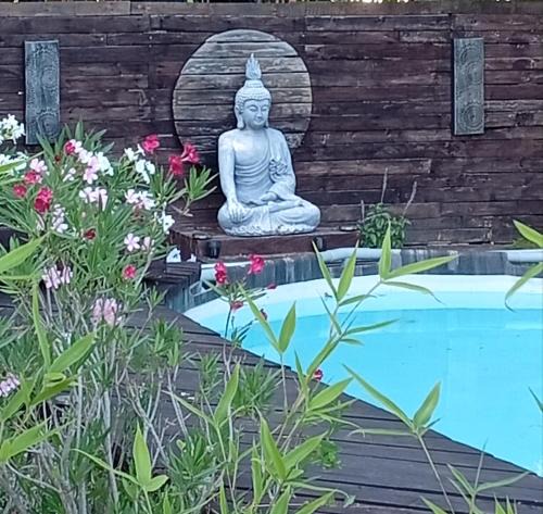 Laroque Bed & Breakfast | La guitoune - chambre ou studio, clim, parking, sdb terrasses et entrées privatives, SPA