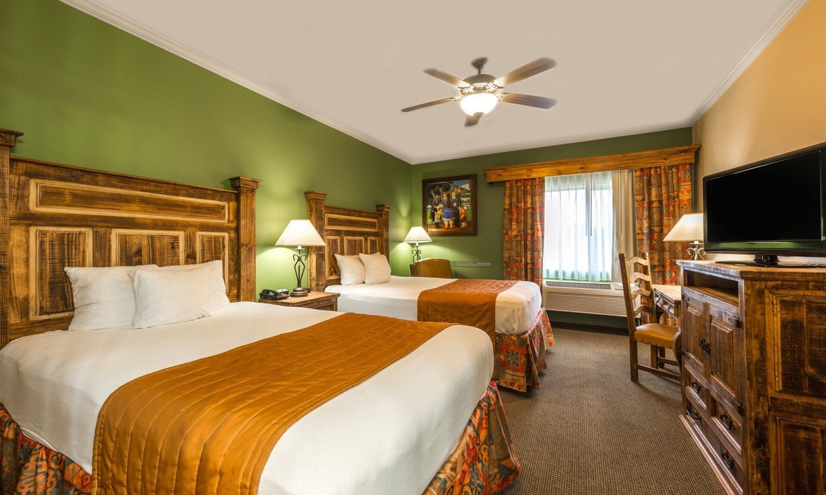 Near East Side Hotel | La Hacienda near Alamodome & Riverwalk