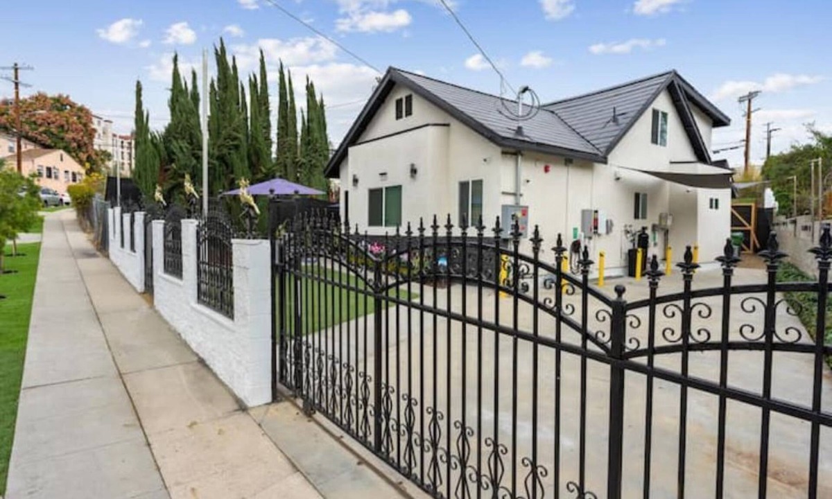 Eagle Rock House | LA Home - FIFA Soccer, NBA Games, Universal Studios