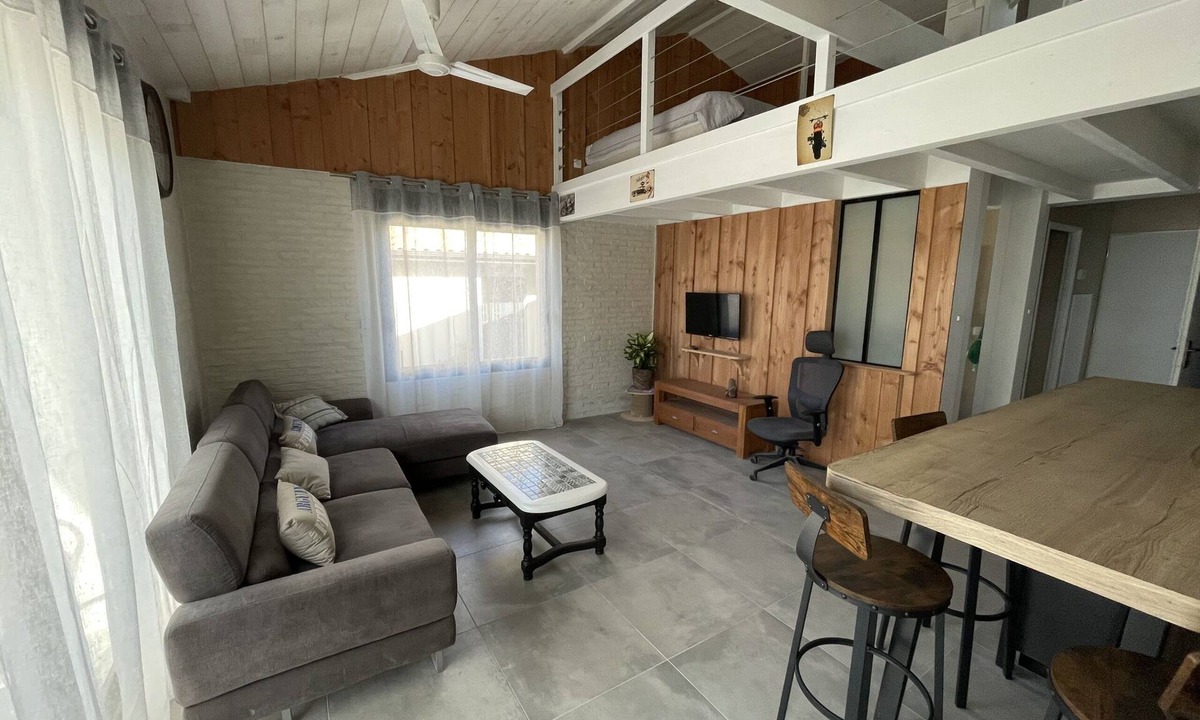 Gujan-Mestras Apartment | La Hume Recent contemporary single storey flat