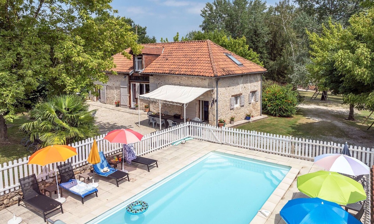 Limeyrat House | La Jandrine – Peaceful Country Retreat with Private Heated Pool