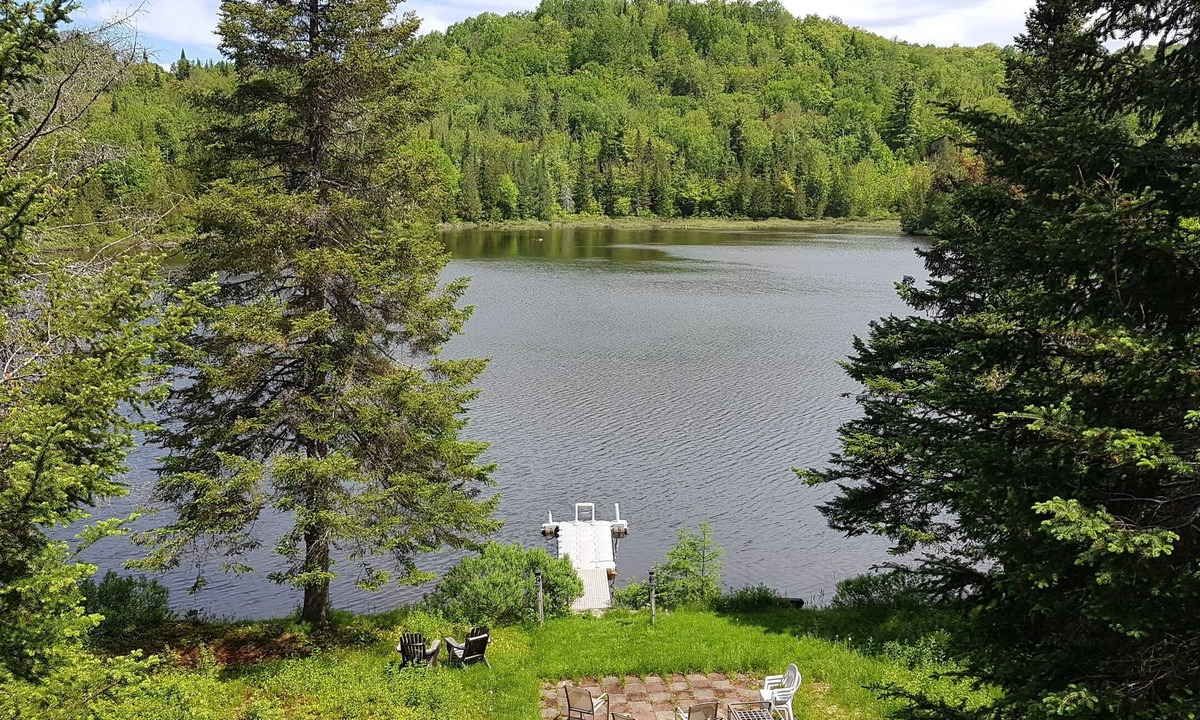 Val Morin Ski Chalet | La Kamik bord de lac - Lakefront Laurentian chalet