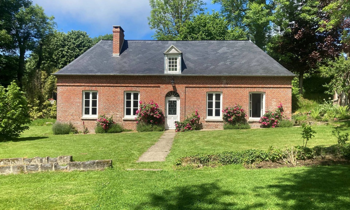 Sainte-Marguerite-sur-Mer Ski Chalet | La Lanterne, a spacious brick house in a green setting