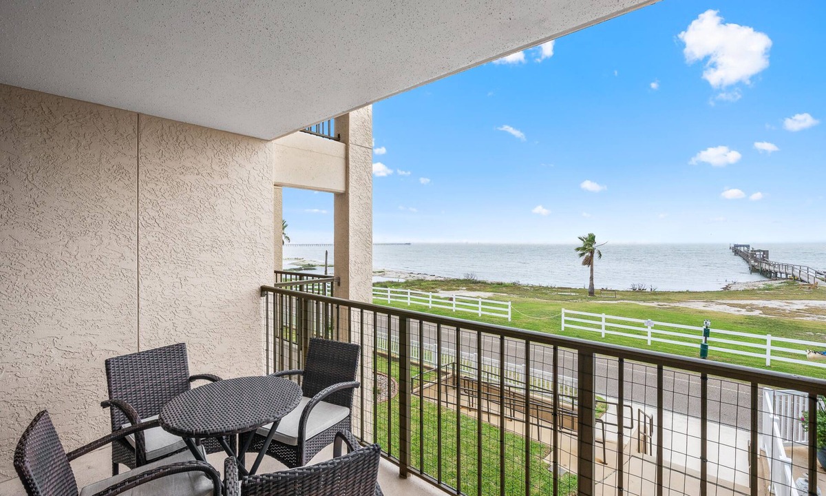 Rockport Condo | La La's | Pet Friendly, Pool + Hot Tub Access!
