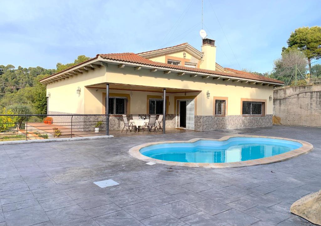 Santa Susanna House | La Libélula blanca