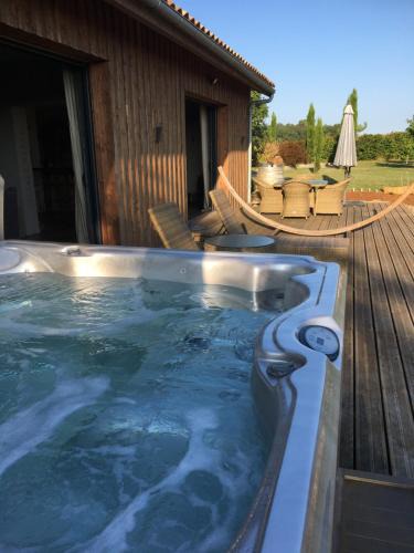Morizes House | La Longère de Chillac campagne chic jacuzzi