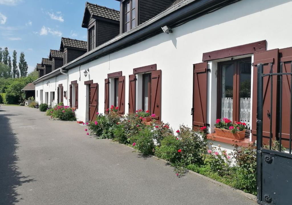 Trepied House | La longére fleurie
